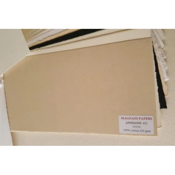 ΧΑΡΤΙ ΓΙΑ ΚΑΡΒΟΥΝΟ MAGNANI 50X70 250G BEIGE FLECKED ANNIGONI NATURAL ROUGH